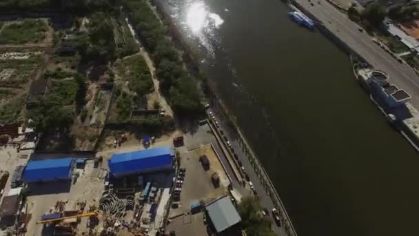 Quadrocopter tirer Moscou International Business Center. Toits de vieux bâtiments en briques. Jour d'été — Video