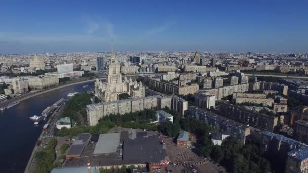 Quadrocopter πετούν πάνω από την πόλη της Μόσχας στην καλοκαιρινή μέρα καθαρός. Αστικό τοπίο. Κτίριο Radisson Royal Hotel. — Αρχείο Βίντεο