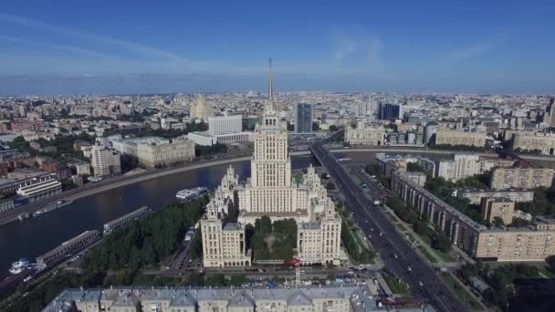 Quadrocopter ateş bina Radisson Royal Hotel. Moskova şehir bulutsuz yaz gün — Stok video