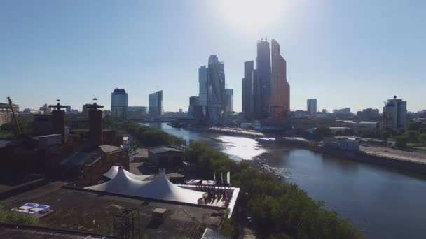Quadrocopter schiet Moskou International Business Center uit langs de rivier. Dak van het restaurant. Mensen. — Stockvideo