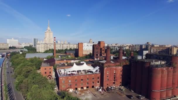 Quadrocopter yaz restoran eski bina çatı üzerinde ateş. Radisson Royal Hotel bina. — Stok video