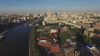 Quadrocopter yaz bulutsuz günde Moscow city uçmak. Modern ve eski yapılardır. Moskova Nehri.