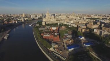 Quadrocopter güneşli yaz akşamında Moscow city uçmak. Modern ve eski yapılardır. Moskova Nehri.