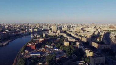 Quadrocopter yaz bulutsuz akşamında Moscow city uçmak. Modern ve eski yapılardır. Moskova Nehri