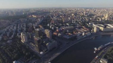 Quadrocopter güneşli yaz akşamında Moskova şehir panoraması vur. Modern yapılardır. Nehir