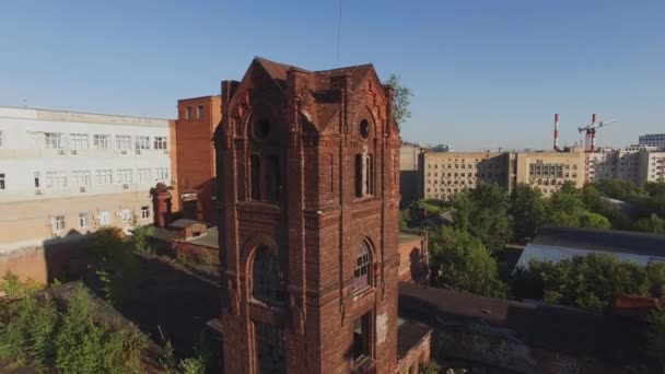 Quadrocopter lő elhagyott kápolna a tetőn a régi tégla épület a városban. Nyári napsütésben — Stock videók