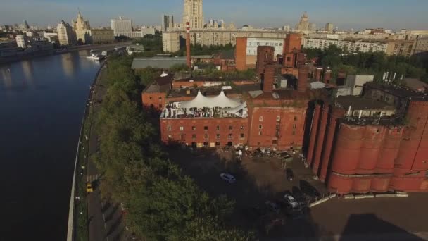 Quadrocopter schieten zomer restaurant met witte tent op dak. Cityscape. Mensen zwaaien handen in de camera — Stockvideo