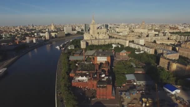 Quadrocopter flyga över Moscow city i molnfri sommardag. Moderna och gamla byggnaderna. Moskva floden. — Stockvideo