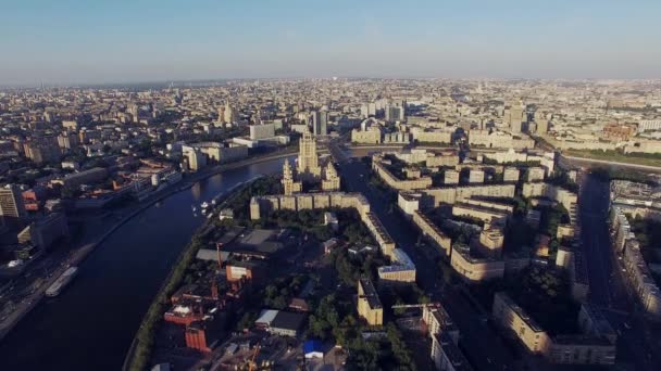 Quadrocopter létat vysoce nad Moskva city v letní slunečný den. Moderní a staré budovy. Řeka Moskva. — Stock video