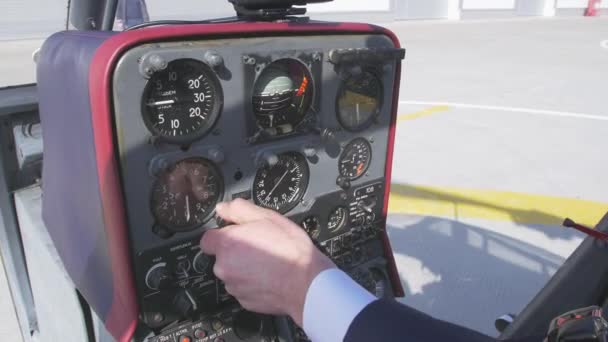 Vue du panneau de commande à l'intérieur de l'hélicoptère avant le décollage. Vis rotatives. Tournage de caméra depuis l'avion — Video