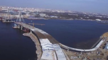 Helikopter havadan görünümden suyun üstünde uçmak. Köprü yapım aşamasında. Nehir. Güneşli bir gün. Cityscape