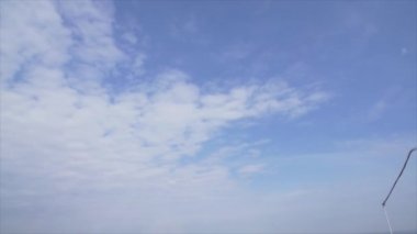 Helikopter uçuş gelen kabarık bulutlar ile mavi gökyüzü görünümü. Vidalar, dönen. Güneşli bir gün. Uçuş