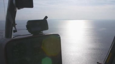 Pilot helikopter havadan görünümü su üstünde kabin. Yüksekliği. Coast City'de. Liman. Güneşli.
