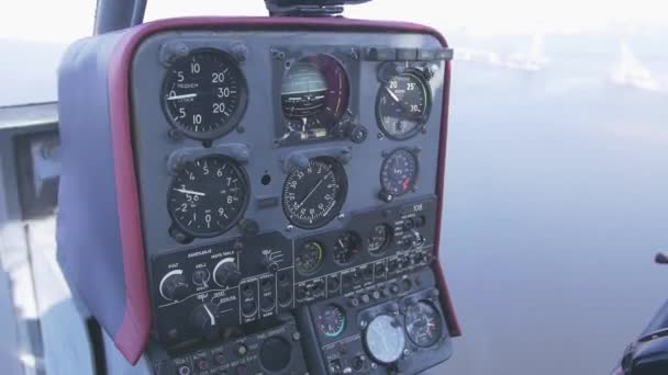 Vista en el panel de control del helicóptero en el momento del vuelo. Día soleado. Transporte. Velocímetros — Vídeos de Stock