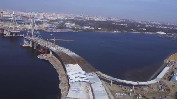 Vista aérea desde helicóptero volar sobre el agua. Puente en construcción. Río. Día soleado. Paisaje urbano — Vídeo de stock