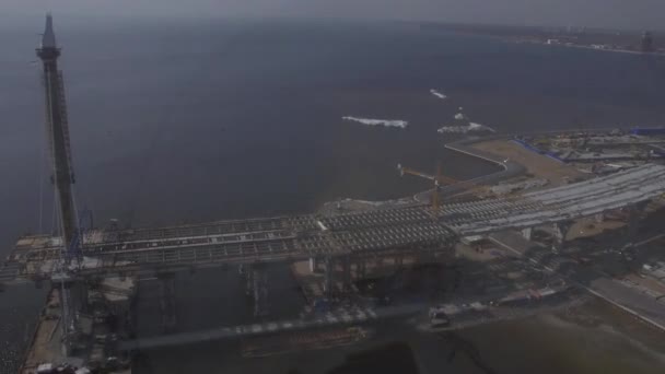 Vista aérea desde helicóptero volar por encima del puente en construcción. Agua. Día soleado. Altura — Vídeo de stock