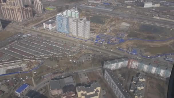 A légi felvétel a repülő helikopter. Kamera belsejében. Fekvő város. A felhőkarcolók építkezés — Stock videók