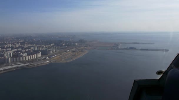 Vista aerea da elicottero volare sopra l'acqua. Altezza. Città sulla costa. Un porto marittimo. Soleggiato. Trasporti. — Video Stock