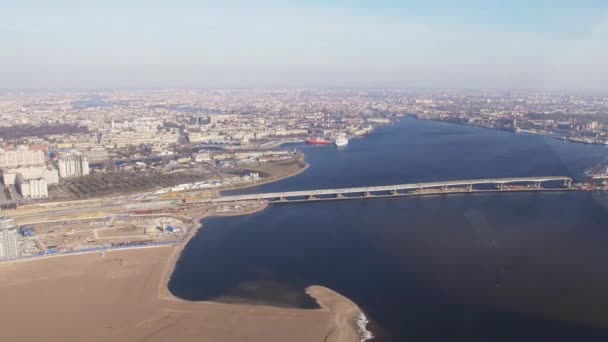 ヘリコプターから空撮は、川の上飛ぶ。高さ。海岸の都市。橋。晴れた日。メガポリス — ストック動画