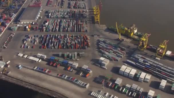 Вид з повітря з вертольота летить над різнокольоровими вантажними контейнерами в морському порту. Висота. Сонячний день — стокове відео