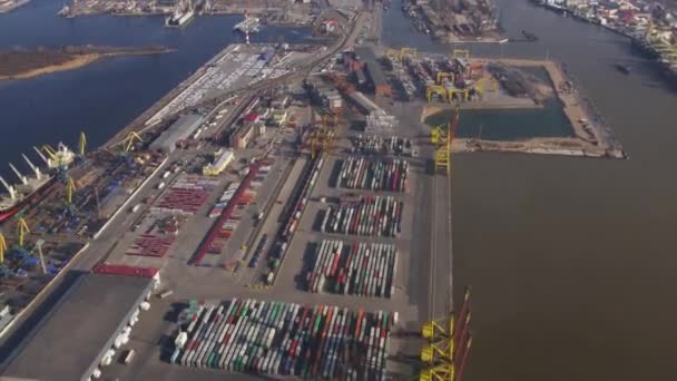 Luchtfoto van de helikopter vliegen boven kleurrijke cargo containers in de zeehaven. Hoogte. Zonnige. Water — Stockvideo