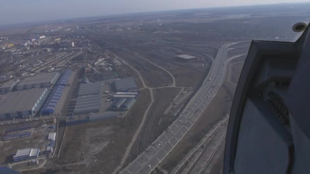 Luchtfoto van de helikopter vliegen boven de stad. Hoogte. Snelweg met auto's, road junction. Zonnige dag. — Stockvideo
