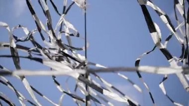 Siyah ve beyaz bantlar yaz güneşli bir günde gelen Rüzgar sallıyor. Olay. Güneş ışığı. Mavi berrak gökyüzü