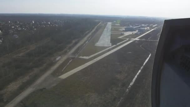 Vista aérea desde el helicóptero hasta la línea de embarque. Altura. En el campo. Día soleado. Hierba verde — Vídeo de stock