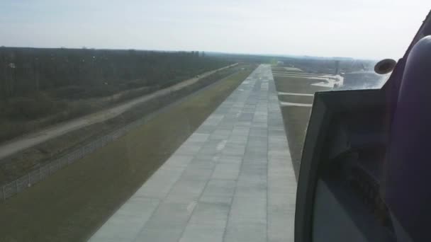 L'hélicoptère descend jusqu'à la ligne d'embarquement. Caméra dedans. Journée ensoleillée. Herbe verte. Débarquement — Video