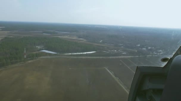ヘリコプターから空撮は、緑の森の上飛ぶ。内部カメラ。高さ。いくつかの雪。風景 — ストック動画