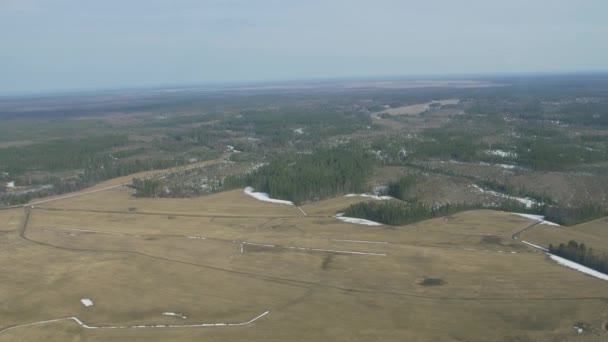 Luchtfoto van de helikopter vliegen boven groen bos, veld. Camera binnen. Hoogte. Sneeuw. Landschap — Stockvideo