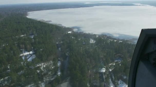 Vista aérea desde helicóptero volar por encima de bosque verde y lago congelado. Cámara adentro. Paisaje. Hielo — Vídeos de Stock