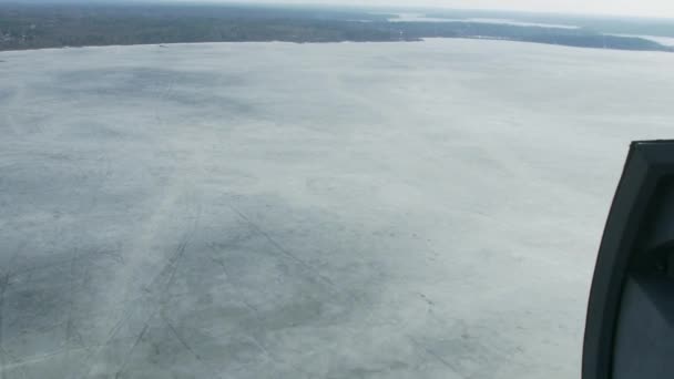 ヘリコプターから空撮は、緑の森、凍った湖の上飛ぶ。内部カメラ。風景です。氷 — ストック動画