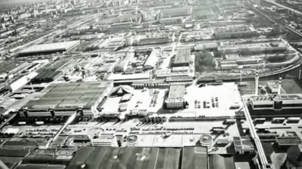 Câmera infravermelha no alvo do bombardeiro em edifícios inimigos. Aviação militar. A guerra. Ataque aéreo. Campo de batalha — Vídeo de Stock