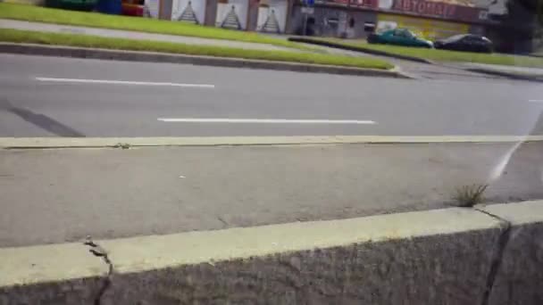 Vista de la carretera dentro de coche de conducción. Hierba verde. Movimiento. Viaje. Día soleado de verano. Frontera. Ciudad — Vídeo de stock