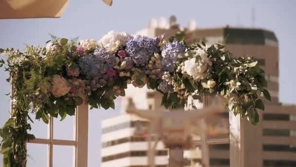 Quadrocopter voler à l'arc de mariage sur la rue. Journée ensoleillée d'été. Cérémonie. Tirer. Appareil — Video