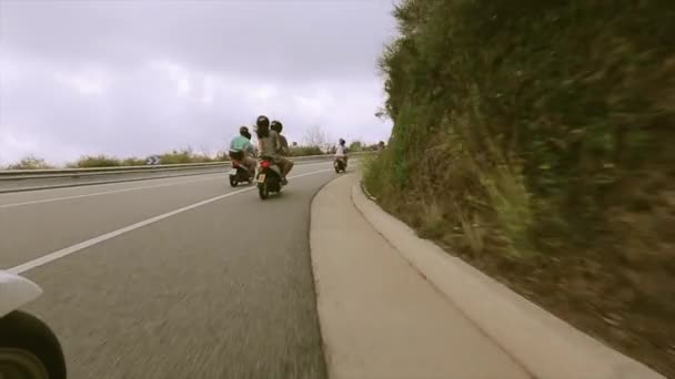 Zadní strana lidí v přilby jezdit na motorce na silnici v horách plný zelených stromů. Cestování. — Stock video