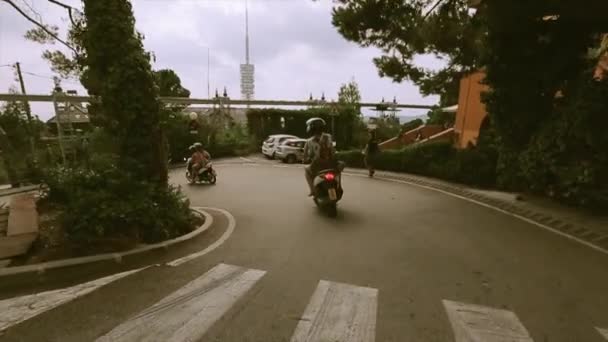 La gente del lado trasero monta en motocicleta en la carretera de las colinas con árboles verdes. Viajando. Movimiento redondo — Vídeos de Stock