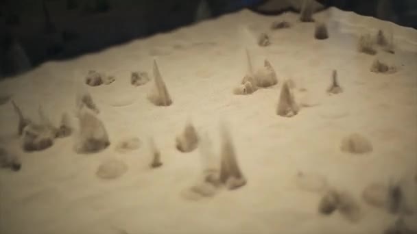 Δες σε πολλές άμμο geysers σε διαφανή βιτρίνα. Παίξτε το παιχνίδι. Ψυχαγωγία. Πείραμα. Μουσείο — Αρχείο Βίντεο