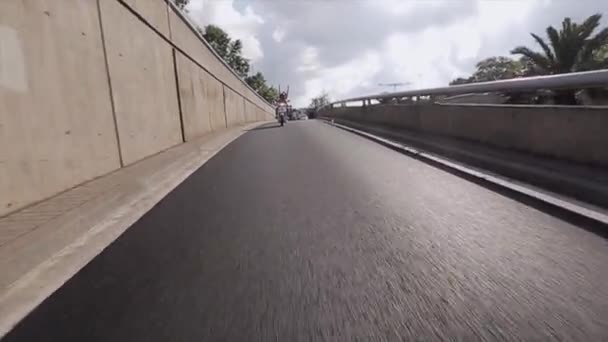 Vista frontal de la gente montar en motocicleta en la ciudad, levantar las manos. Día soleado de verano. Viajar por el mundo — Vídeo de stock