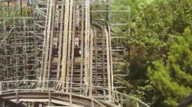 Roller coaster eğlence parkında sürme. Aşırı. Sevinçlilik. Yaz güneşli gün. Hız. Timelapse