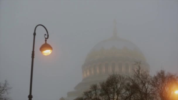 Widok na złotą kopułą katedry w Sankt Petersburgu. Wieczorem. Mgła. Latarki — Wideo stockowe