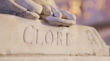 Yazıt Glori Saint Petersburg'da beyaz heykeli. Altın çit. Akşam