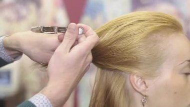 Profesyonel kuaför bölmek saç toka güzellik salon tarafından tamir parçaları, sarışın kız.