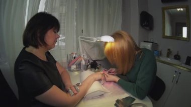 Çivi Güzellik Salonu istemciye ana doğru şekli zor çivi dosyası tarafından tırnak. Klasik manikür