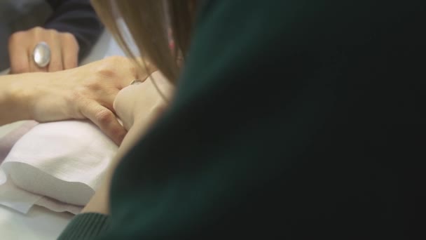 A manicura retira a cobertura superior de pregos pelo arquivo de prego duro no salão de beleza. Remoção de esmalte — Vídeo de Stock