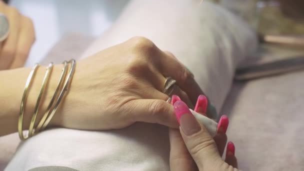 Manicurist zet katoen pad en folie op nagels van vrouw in Beauty Saloon. Nagel schellak verwijderen — Stockvideo