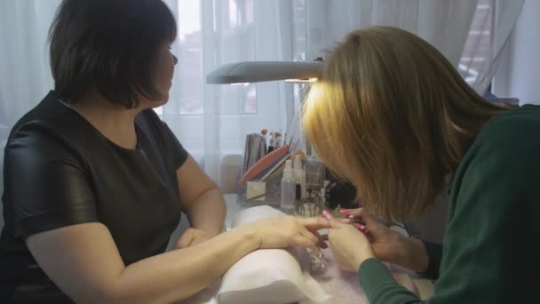 Manicura uñas pulido a la mujer adulta en salón de belleza por aparato especial. Manicura de hardware — Vídeo de stock