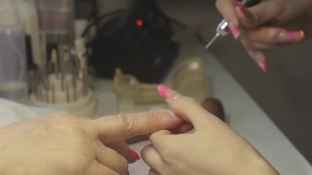 Manicurista esmalte de uñas a la mujer en salón de belleza por aparato, agitar soplo de polvo. Manicura de hardware — Vídeo de stock