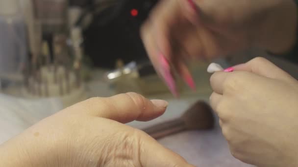 Manikűrök fel különleges oldószerrel a köröm a nő wrap fólia szépségszalonban. A sellak-fedél eltávolítása — Stock videók
